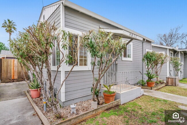 Building Photo - 9811 Olive St Rental