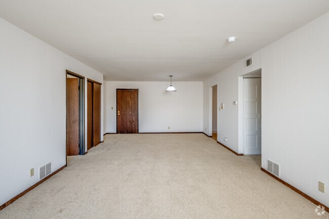 2 BR, 2 BA C DINING/LIVING - 1,250SF