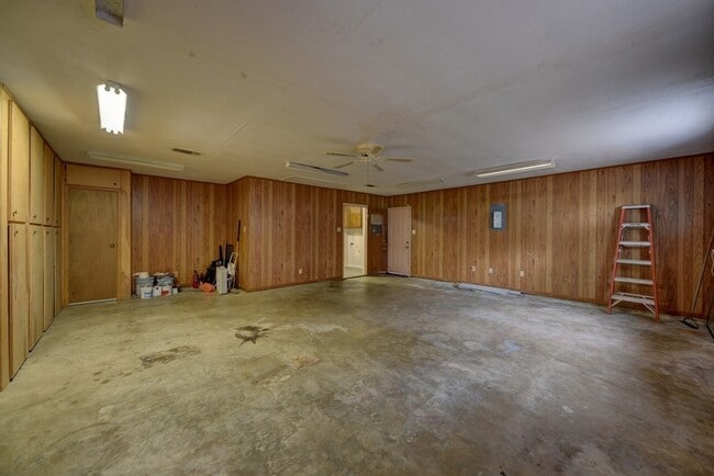 Photo - 915 Farmers Rd