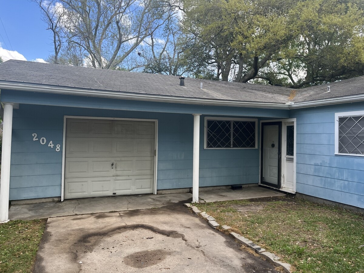 Photo - 2048 Oak Ave