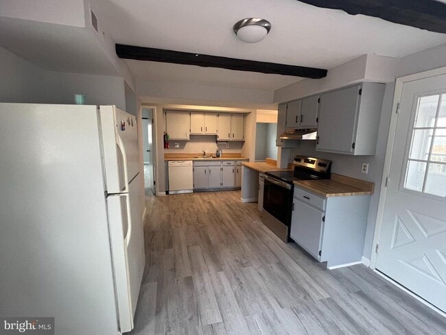 Photo - 665 Towne Center Dr