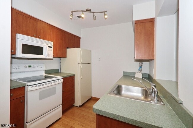 Building Photo - 21 Parkside Rd