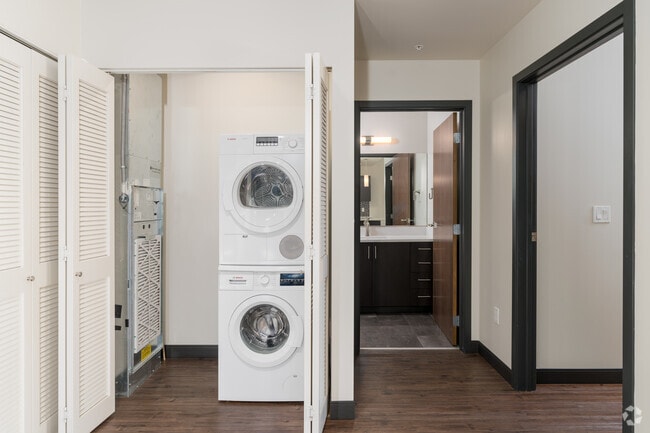 1BR, 1BA - 667SF - Laundry