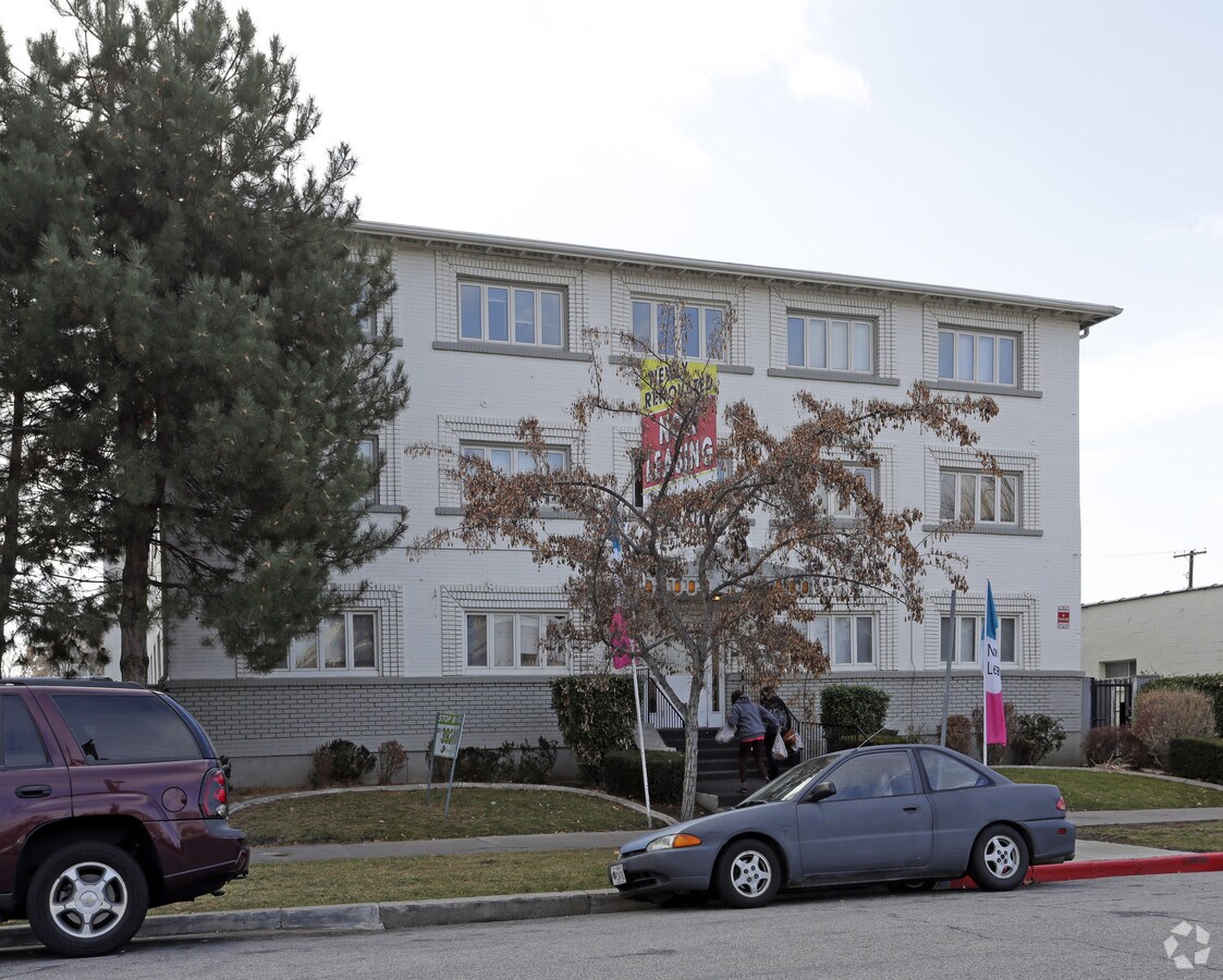 Photo - Valencia Apartments