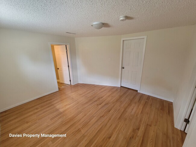 Photo - 9620-9675 75 Street NW