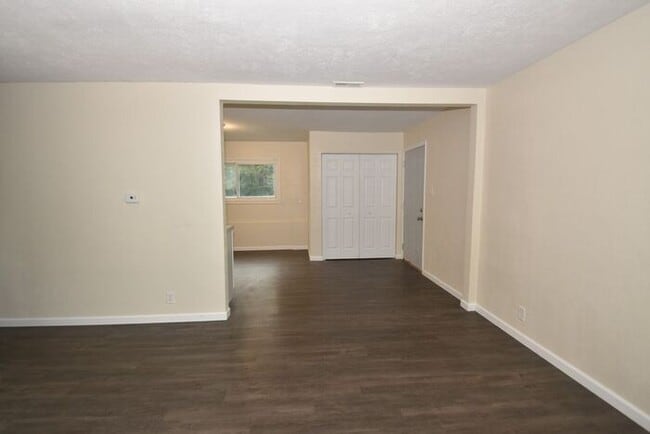 Photo - Elkhart North West- 3 bedroom ranch with d...