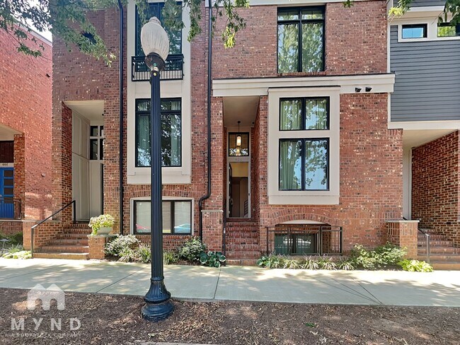 Photo - 436 E 33rd St