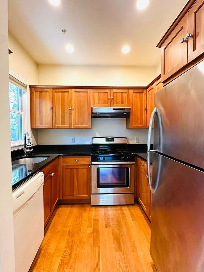Building Photo - 10 Selkirk Rd Unit 2