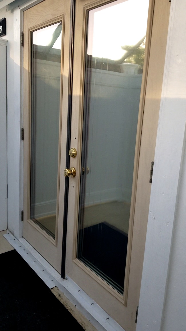 Entrada con puerta francesa. - 9070 Kimberly Blvd Unidad 1