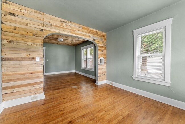 Photo - 1060 W 10th Ave