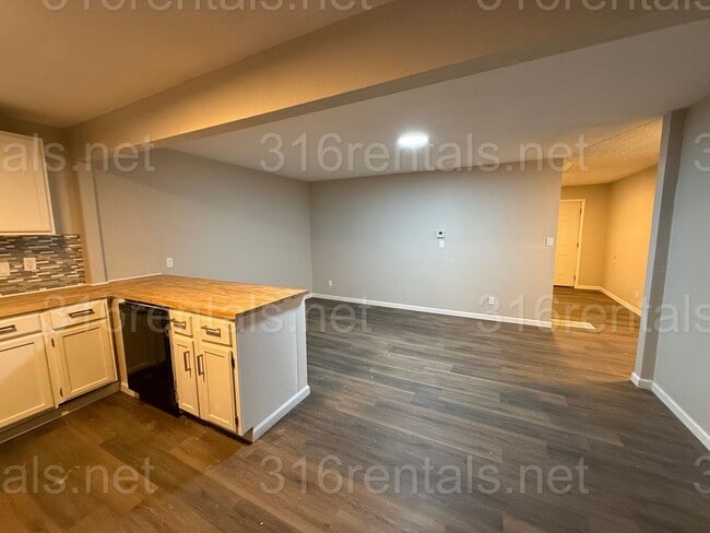 Photo - $1400 - 4 bedroom / 2 bathroom - Single Family Home