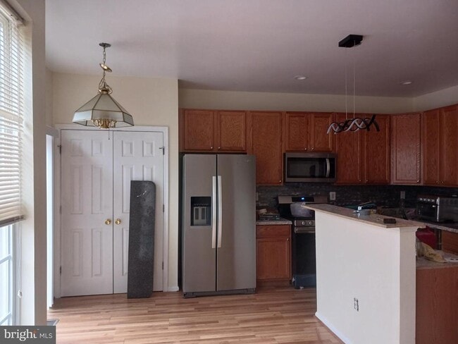 Building Photo - 205 Hillside Ct