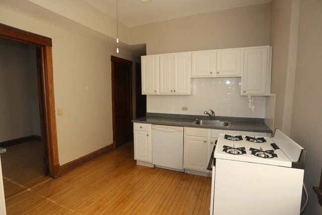 Photo - 1927 W Schiller St Unit 3R