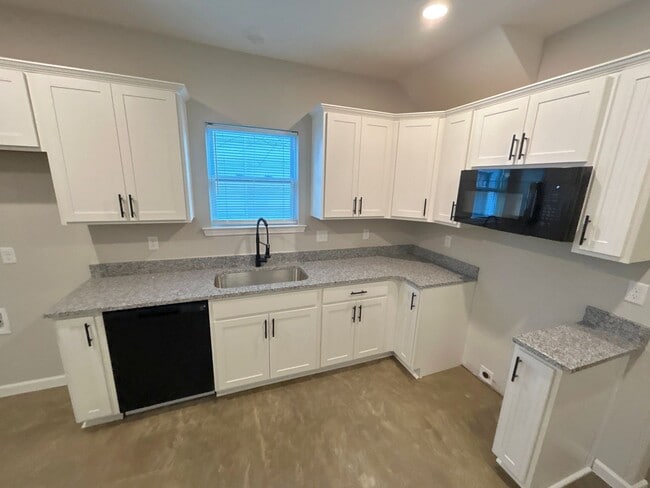 Photo - 671 Pearce St