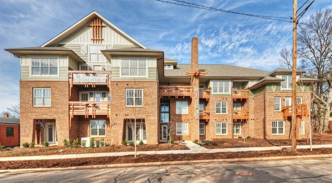 Building Photo - 708 Summit Rental
