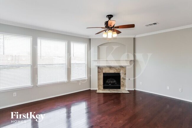 Photo - 719 Hickory Ln