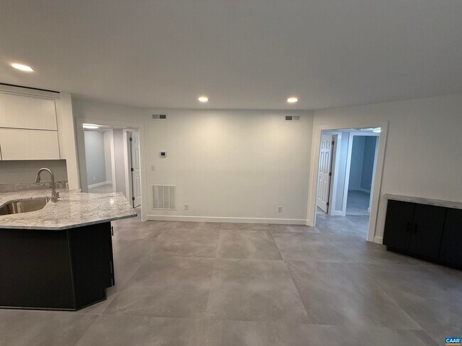 2108 Jefferson Park Ave Unit B