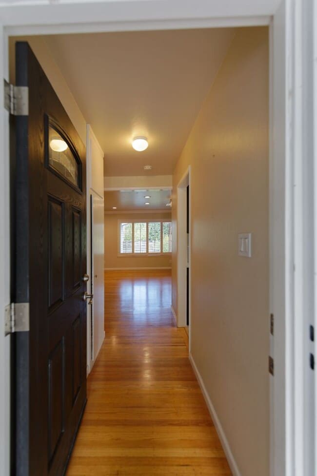 Photo - SANTA CLARA - tastefully updated throughou...