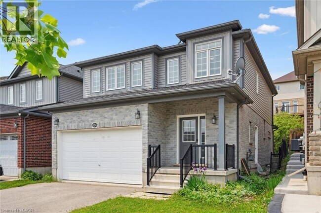 Photo - 494 Woodbine Ave