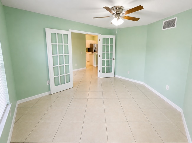 Photo - 409 La Perouse St