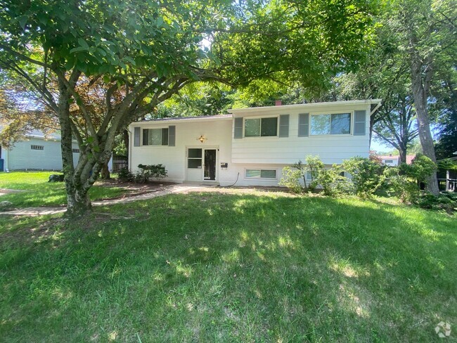 Building Photo - A spacious three bedroom/ three bath split... Rental