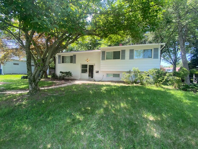 A spacious three bedroom/ three bath split... - A spacious three bedroom/ three bath split... Casa
