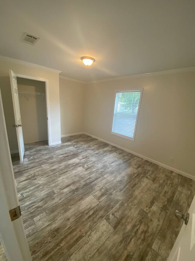 Building Photo - 1600 NE 12th Ave Rental