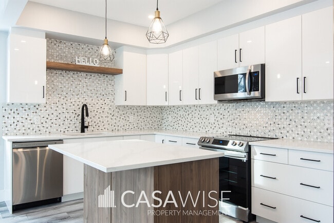 Photo - 10934-10972 72 Ave NW