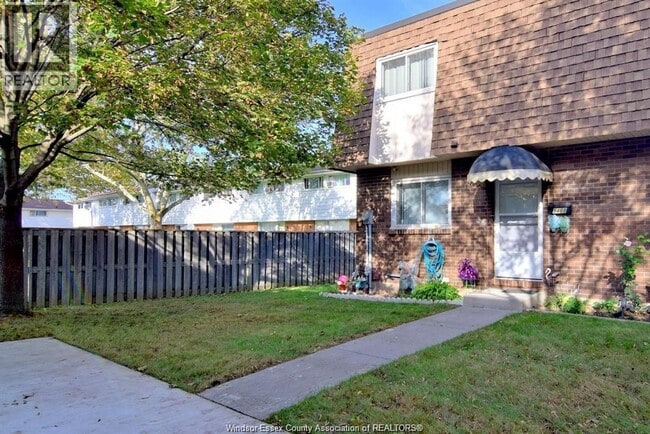 Photo - 5468 Lassaline Ave