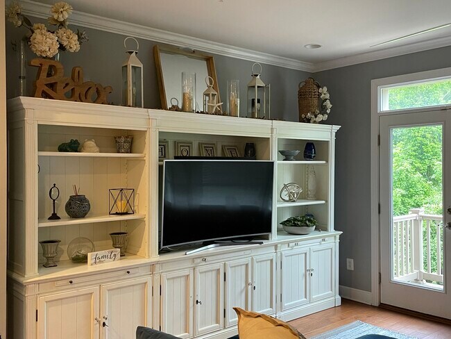 Classic living space - 4638 Woodberry St