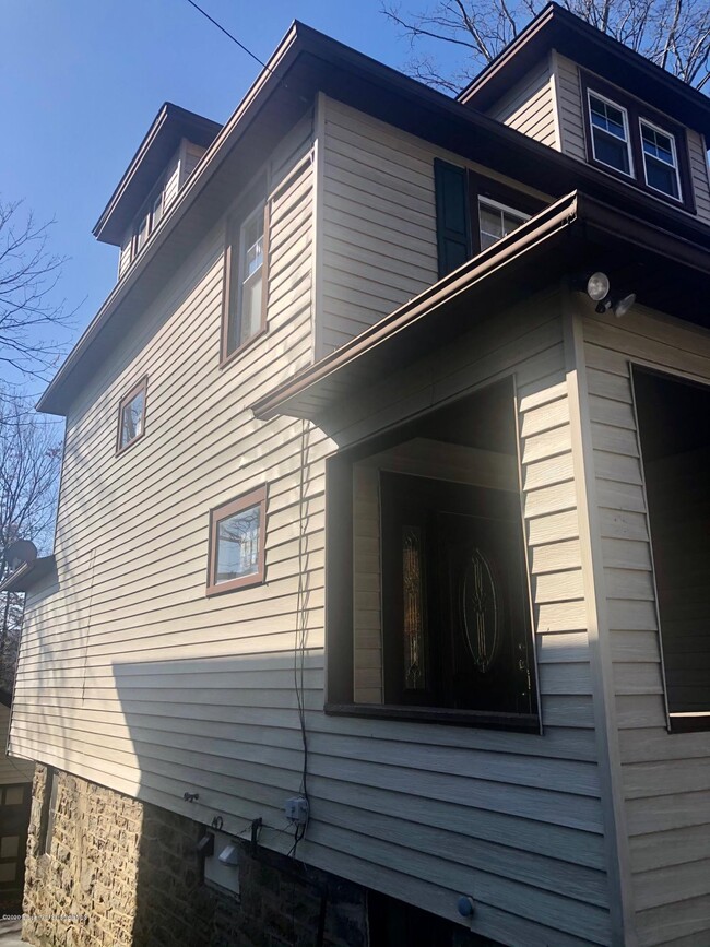 Photo - 504 School St