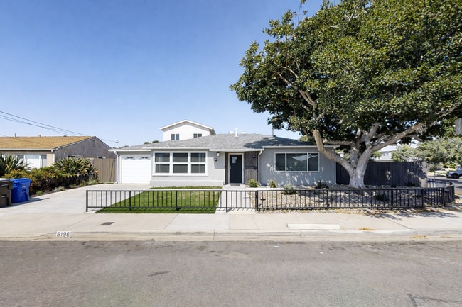 Building Photo - Renovated 3BD/1BA! Great Yard!