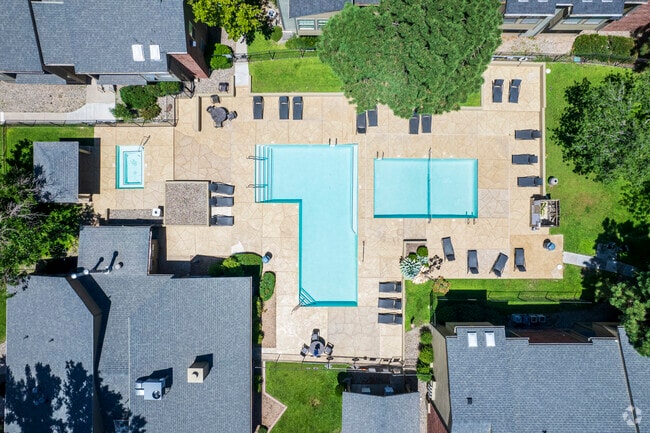 Swimming Pool - Oak Tree Park