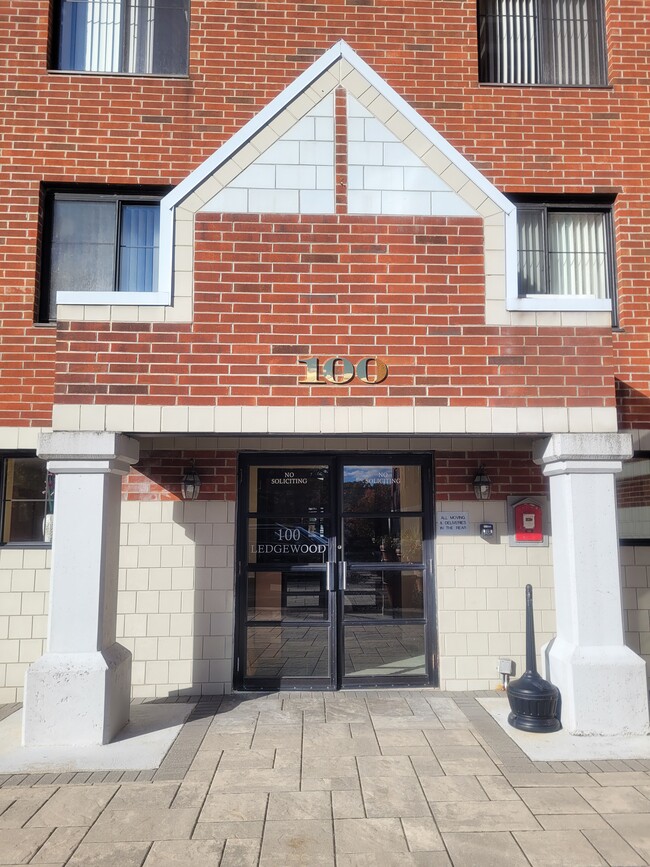 Building Photo - 100 Ledgewood Dr Unit 216