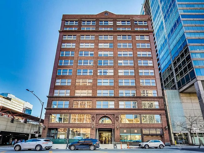 Building Photo - 161 W Harrison St Rental