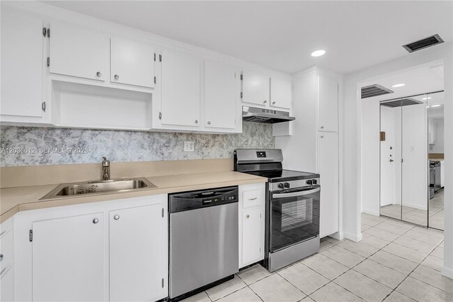 Building Photo - 2781 Taft St Unit 303