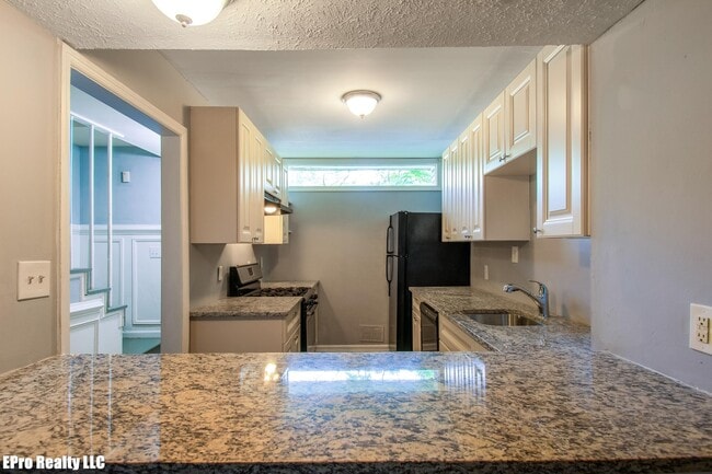 Photo - 1790 Lyle Ave