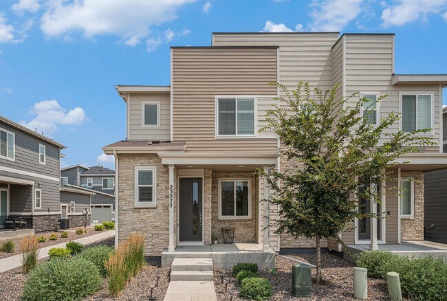 Building Photo - Spacious 3 bedroom home in the heart of Ly...