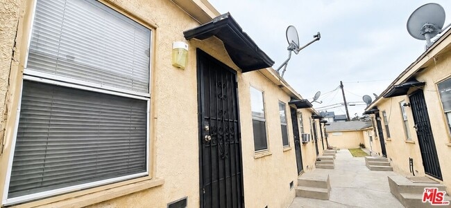 Building Photo - 10620 S Figueroa St Unit 1/4