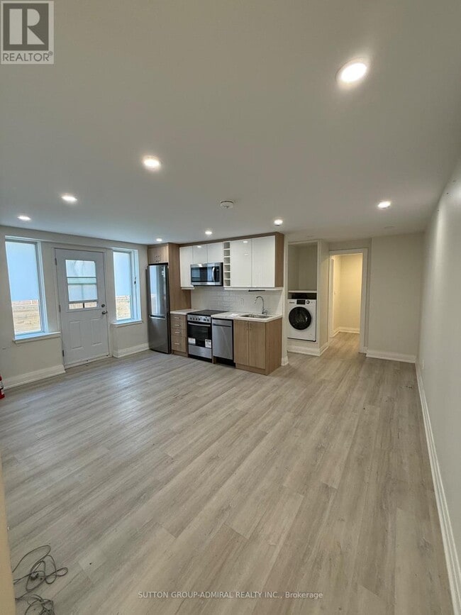 Photo - 699 Eglinton Ave W
