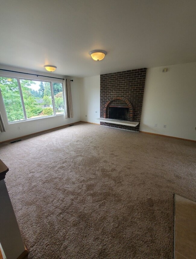 Photo - **Apply by 10/15 for 2 Weeks Free Rent** K...