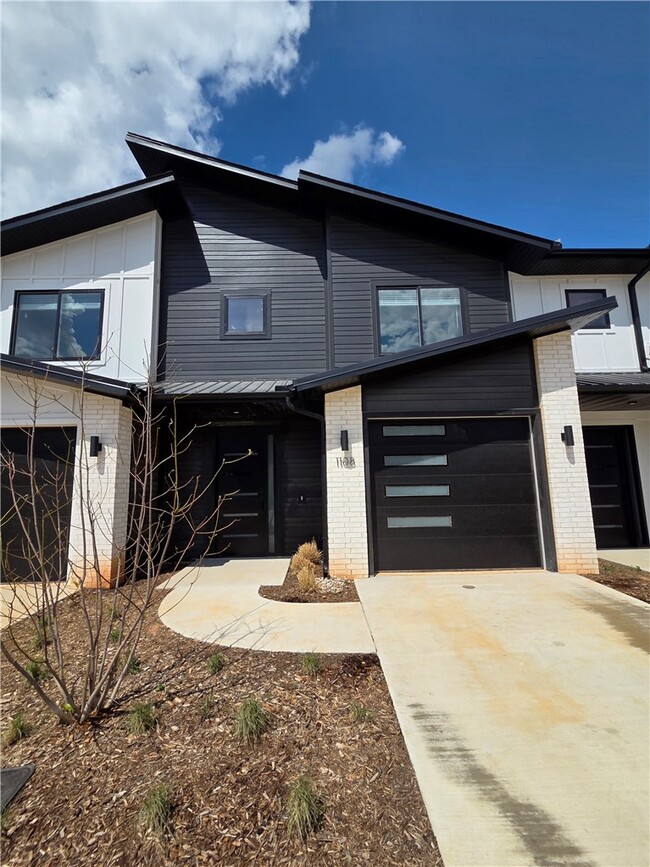 Building Photo - 1108 Emilia Ave