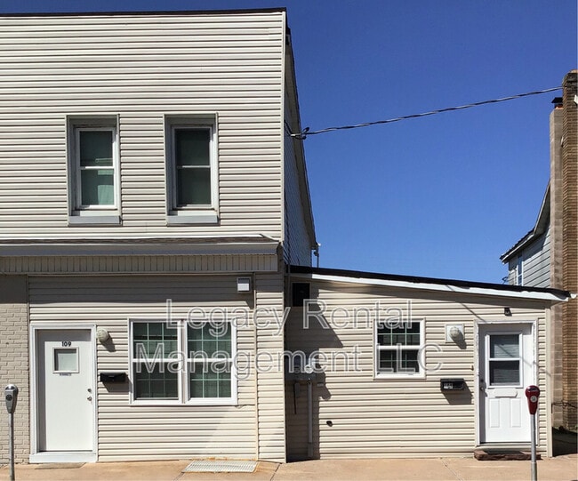 Photo - 107 -109 E Blaine St