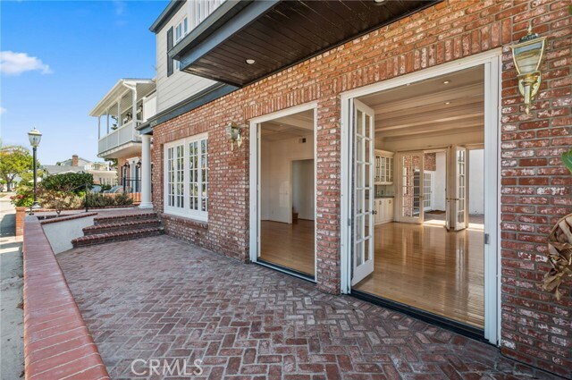 2025 E Balboa Blvd
