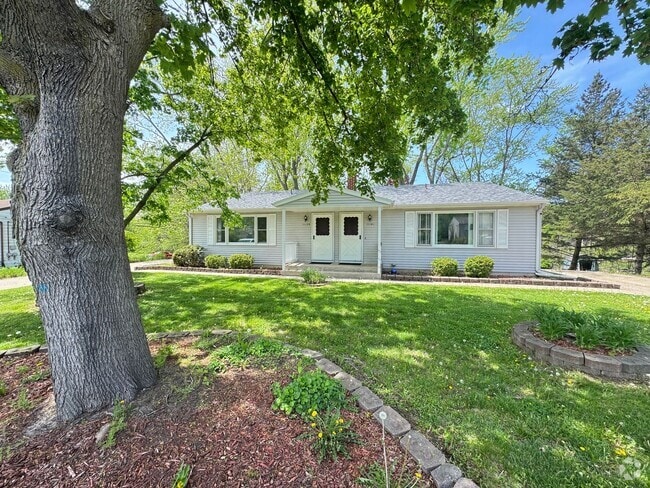 Building Photo - Two Bedroom Duplex with Heat Included! Nea... Rental
