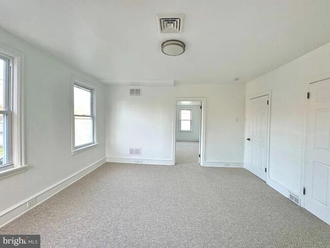 Building Photo - 1121 Rosedale Ave