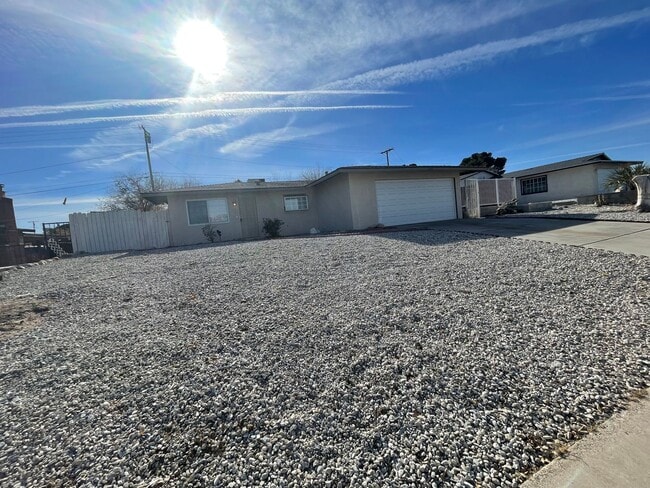 Building Photo - Victorville, 3 Bedroom, 2 Bathrooms, Large... Rental