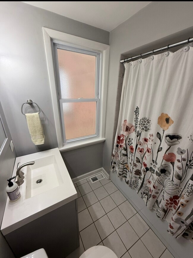 Photo - 5112 W Grace St Unit 1