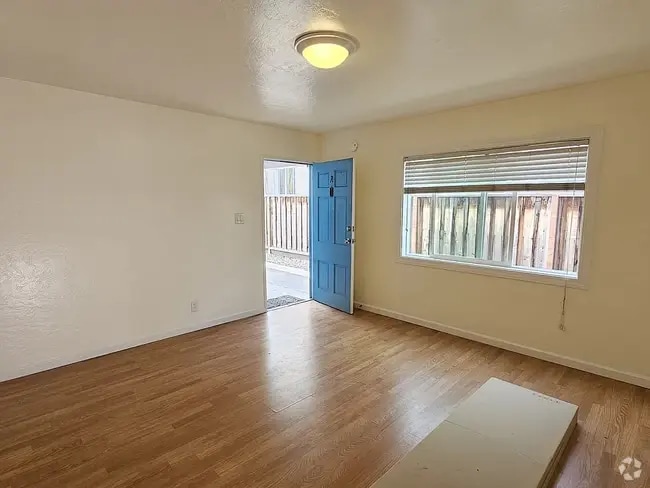 Building Photo - 1506 Russell St Unit A Rental