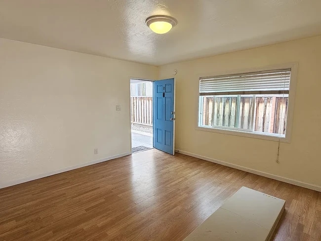 Photo - 1506 Russell St Apartments